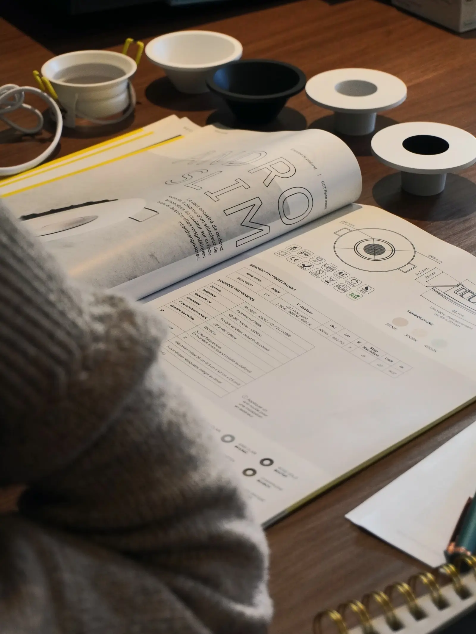 Plans et catalogues de luminaires sur la table du studio